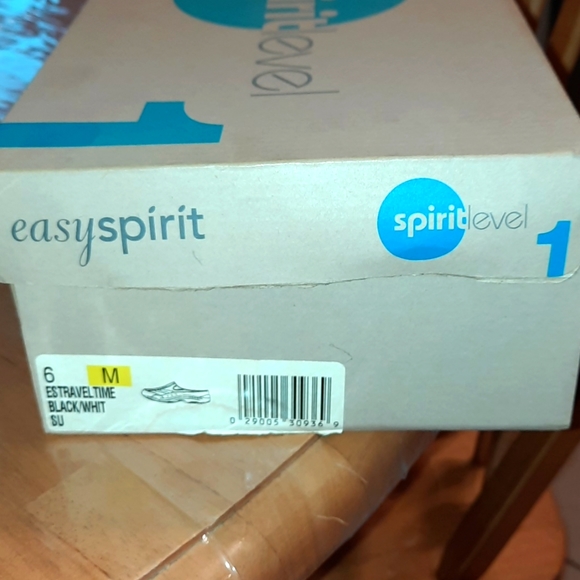 Easy Spirit. Size 6. - Picture 7 of 7